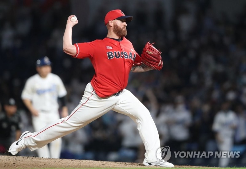 (창원=연합뉴스) 23일 경남 창원NC파크에서 열린 프로야구 '2022 신한은행 쏠(SOL) KBO 리그' NC 다이노스와 롯데 자이언츠 경기. 4회 말 롯데 선발 스트레일리가 역투하고 있다.