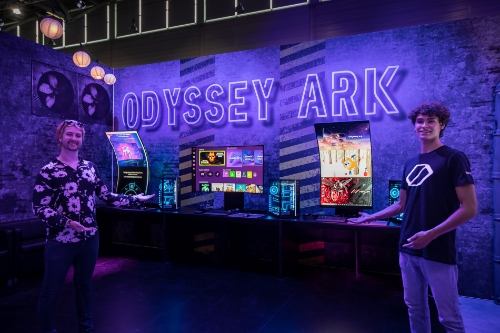 독일 쾰른에서 개최되는 게임스컴 2022 삼성 전시장 '오디세이 시티'에서 삼성전자 모델이 '오디세이 아크'를 소개하고 있다.