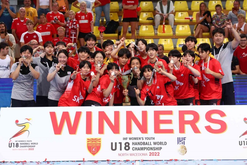 세계여자청소년핸드볼선수권대회에서 우승한 대한민국 선수단 모습
