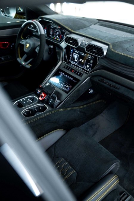 람보르기니가 지난 21일(현지시각) 이탈리아 ‘몬트헤이 카위크 2022’에서 차세대 우루스 퍼포만테를 최초 공개했다. 사진은 우루스 퍼포만테의 내부 모습. (사진 = 람보르기니 서울 제공)