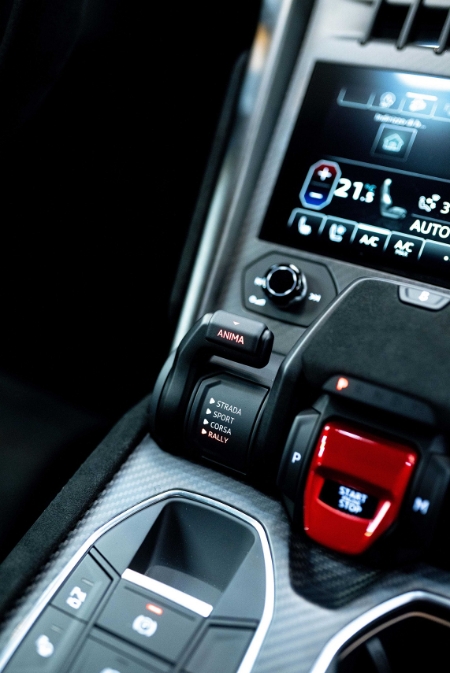 람보르기니가 지난 21일(현지시각) 이탈리아 ‘몬트헤이 카위크 2022’에서 차세대 우루스 퍼포만테를 최초 공개했다. 사진은 우루스 퍼포만테의 드라이빙모드를 설정할 수 있는 센터페시아 모습. (사진 = 람보르기니 서울 제공)