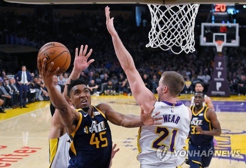 도너반 미첼(왼쪽)