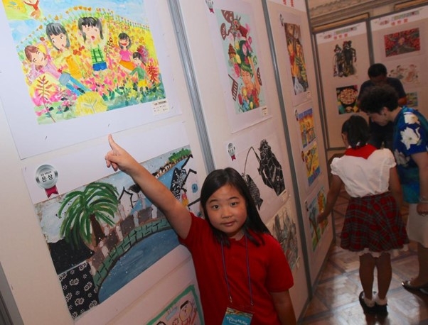 '미래의 새로운 생활'을 주제로 한 '제4회 중한일 아동우호회화전'이 상하이에서 열렸다. /사진 = 신화통신