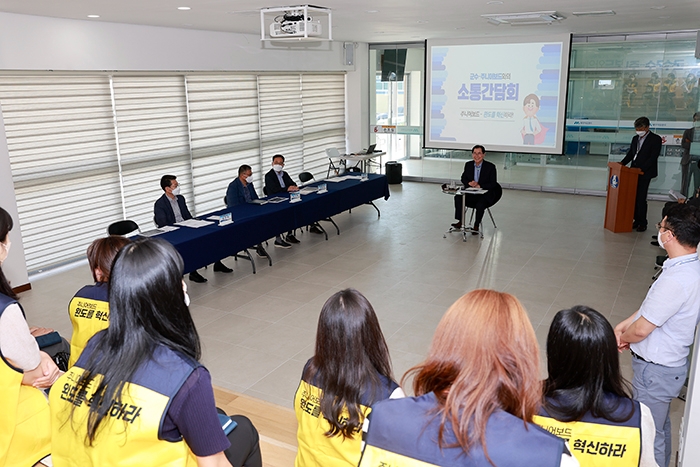 신우철 완도군수가 지난 22일 혁신 주니어 보드와 소통 간담회를 가졌다. (사진제공 = 완도군)