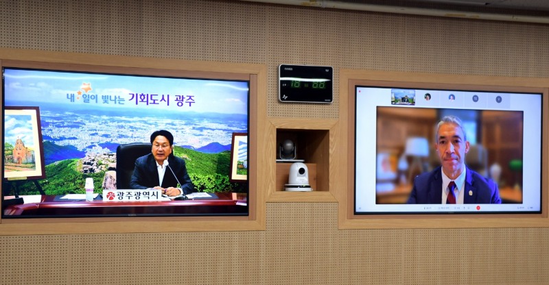 강기정 광주광역시장이 미국 자매도시인 샌안토니오시의 론 니렌버그 시장과 화상을 통해 양 도시간 교류협력방안을 논의하고 있다. (사진제공 = 광주광역시)
