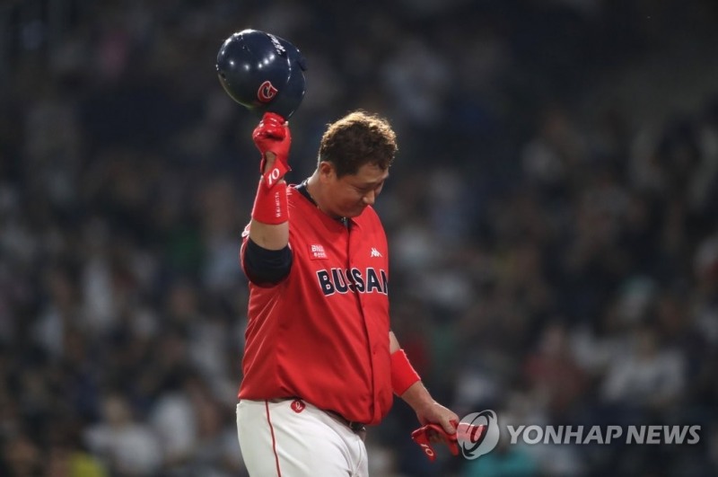 (창원=연합뉴스) 23일 경남 창원NC파크에서 열린 프로야구 '2022 신한은행 쏠(SOL) KBO 리그' NC 다이노스와 롯데 자이언츠 경기. 9회 초 아웃 당한 롯데 4번 이대호가 더그아웃 향하면 팬에게 인사하고 있다.