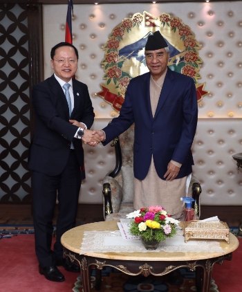 삼성전자 박학규 사장(왼쪽)이 24일(현지시간) 네팔 카트만두에서 쎄르 바하두르 데우바 총리와 만나 '2030 부산엑스포' 유치 지지를 요청했다.