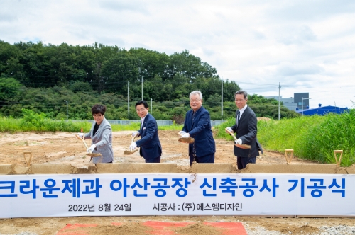 24일 크라운제과 아산신공장 기공식에서 시삽을 하는 윤영달 크라운해태제과 회장(우측 2번째), 윤석빈 크라운제과 대표이사(우측 1번째), 박경귀 아산 시장(우측 3번째), 김희영 아산시의회 의장(우측 4번째)