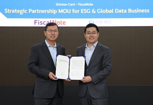 신한카드는 법률 · 정책 및 ESG 분야의 AI(인공지능) 선도기업인 미국 피스컬노트(NYSE:NOTE)와 손잡고 양사가 보유한 데이터 및 AI 역량을 바탕으로 글로벌 데이터 사업을 추진하기 위한 업무협약을 임영진 신한카드 사장(왼쪽)과 팀 황 피스컬노트 대표가 참석한 가운데 체결했다고 25일 밝혔다.