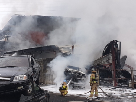 폐차장 화재 진압 모습.