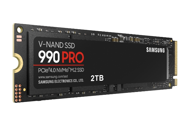 삼성전자는 게이밍과 대용량 그래픽 작업에 최적화된 고성능 SSD ‘990 PRO’를 25일 공개했다. 사진은 삼성전자가 이날 공개한 ‘990 PRO’ 2TB 제품의 모습. (사진 = 삼성전자 제공)