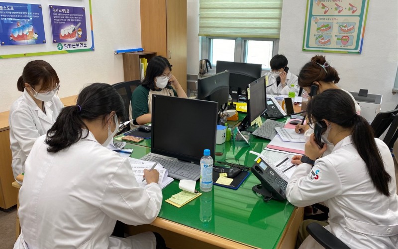 군 보건소 관계자들이 재택치료자를 대상으로 전화 건강모니터링을 실시하는 모습 (사진제공 = 함평군)