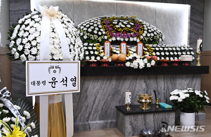 25일 경기도 수원시 중앙병원 장례식장에 마련된 '수원 세 모녀' 빈소에 윤석열 대통령 근조화환이 놓여 있다.(뉴시스)