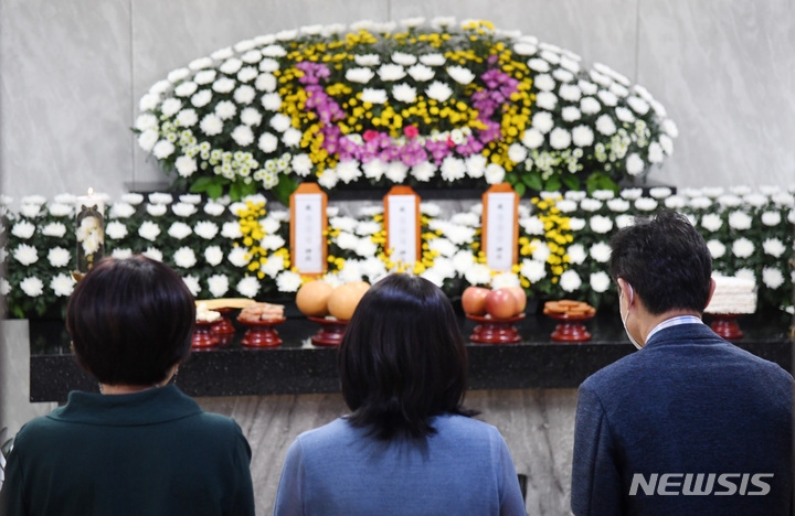 24일 오후 암·난치병 투병과 생활고에 시달리다 세상을 떠난 '수원 세 모녀'의 빈소가 마련된 경기도 수원시 중앙병원 장례식장에서 시민들이 조문하고 있다.(뉴시스)