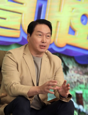 최태원 SK회장이 ‘이천포럼 2022’ 마무리 세션에 참석, 임직원들과 ESG 경영을 강화하는 방안에 대해 이야기를 나누고 있다.