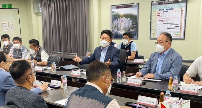 롯데건설은 25일 상생 협력을 기본 방침으로 파트너사와 선제적으로 소통하며 리스크 예방을 위해 노력하고 있다고 밝혔다. 사진은 최근 롯데건설 박은병 외주구매본부장과 부산 지역 주요 파트너사 대표들이 간담회에서 파트너사와 상생 협력 방안에 대해 논의하고 있는 모습. (사진 = 롯데건설 제공)