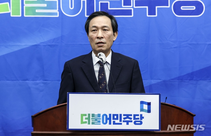 우상호 더불어민주당 비상대책위원장이 25일 서울 여의도 국회에서 열린 의원총회에서 대회를 앞두고 비대위 활동에 대한 소회를 밝히고 있다. (뉴시스)