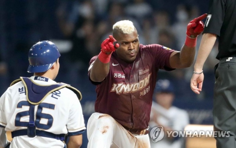 (창원=연합뉴스) 25일 경남 창원NC파크에서 열린 프로야구 '2022 신한은행 쏠(SOL) KBO 리그' NC 다이노스와 키움 히어로즈 경기. 4회 초 선두타자 키움 4번 푸이그가 그라운드 홈런 시도 후 아웃 판정을 당하자 비디오 판독을 요청하고 있다. 결과는 비디오 판독 후 그라운드 홈런.