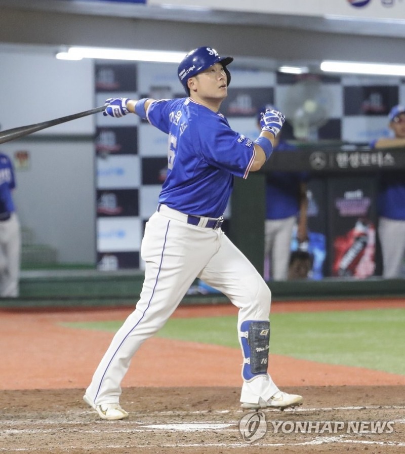 (부산=연합뉴스) 25일 부산 사직야구장에서 열린 프로야구 삼성 라이온즈와 롯데 자이언츠의 경기. 5회초 2사 2,3루에서 삼성 이원석 2타점 적시타를 치고 있다.