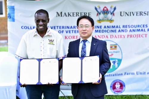 한국농어촌공사는 '우간다 낙농기술 지원을 통한 생산성 향상사업'을 통해 지원된 시범농장 축사와 착유 시설등을 우간다 정부에 공식 인계했다고 26일 밝혔다(사진왼쪽부터 김병수 농어촌공사 부사장, 노버트 프랭크 음와인 마케레레 대학 수의대학과장)