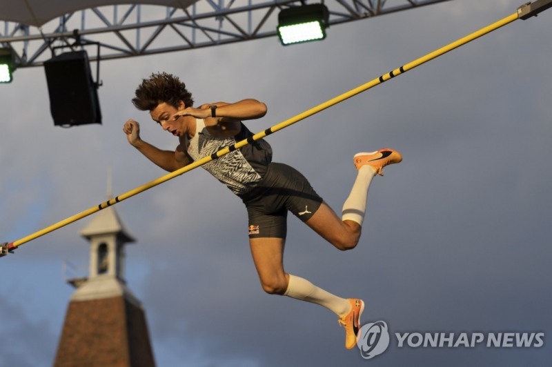 (로잔 EPA=연합뉴스) 듀플랜티스가 26일(한국시간) 스위스 로잔 시내에서 열린 남자 장대높이뛰기 경기에서 바를 넘고 있다.