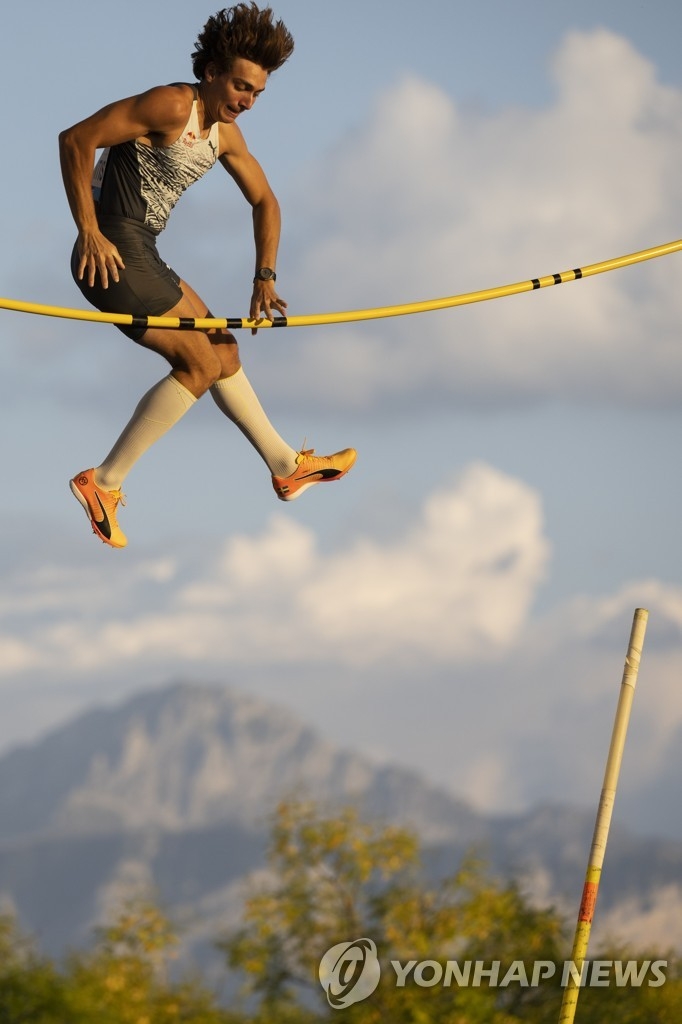 (로잔 AP=연합뉴스) 듀플랜티스가 26일(한국시간) 스위스 로잔 시내에서 열린 남자 장대높이뛰기 경기에서 바를 살짝 건드리고 있다.