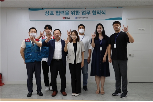 수어로 ‘나는 당신을 사랑합니다’를 표현하며 포즈를 취하고 있다.