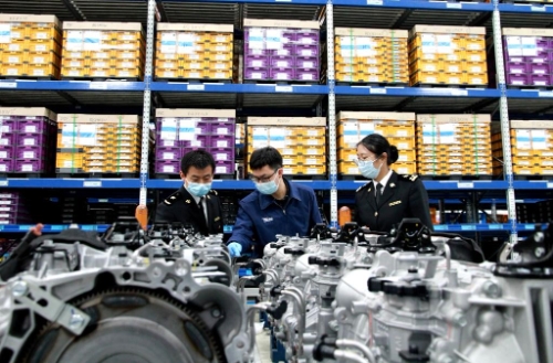 해관 직원이 한 한국 엔진 기업에서 원산지 조사를 하고 있다. / 사진 제공 = 신화통신