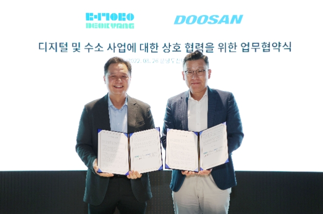 두산에너빌리티는 수소 등 산업용 가스 제조 전문기업인 덕양과 ‘디지털 및 수소 사업에 대한 상호 협력을 위한 업무 협약(MOU)’을 체결했다고 26일 밝혔다. 사진은 두산에너빌리티 송용진 전략혁신부문장(오른쪽)과 덕양 제임스 김 대표이사가 이날 경기도 분당두산타워에서 열린 ‘디지털 및 수소 사업에 대한 상호 협력을 위한 업무 협약식’에서 기념촬영을 하고 있는 모습. (사진 = 두산에너빌리티 제공)