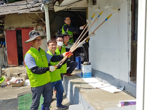 농협중앙회(회장 이성희)는 도농상생국민운동본부, 우리농업지키기운동본부, 나눔축산운동본부, 대전지방보훈청과 함께 26일 충남 금산 소재 국가유공자 주택에서 주거환경 개선사업을 펼쳤다. / 사진제공=농협중앙회