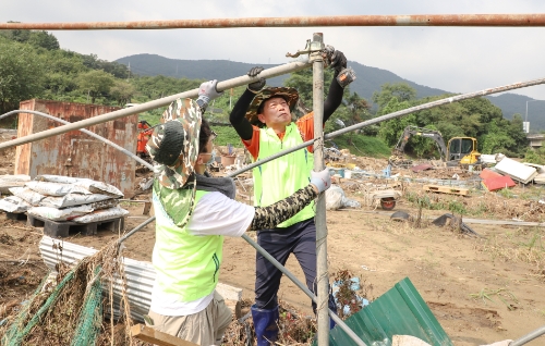 조소행 농협 상호금융대표이사 및 임직원들이 지난 26일 경기도 광주시 관내 호우피해 농가를 찾아 수해복구 작업 등을 하고 있다. / 사진제공=농협