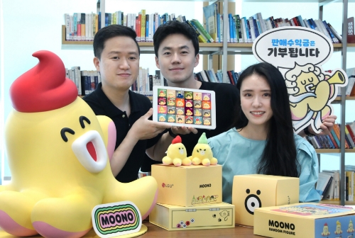 LG유플러스가 오는 9월 5일 자사 대표 캐릭터 ‘무너’로 만든 ‘무너NFT(대체불가토큰, Non-Fungible Token)’를 판매하고, 구매 고객에게 다양한 혜택을 제공하는 이벤트를 진행한다. 사진은 무너NFT를 소개하고 있는 임직원의 모습. / 사진제공=LG U+