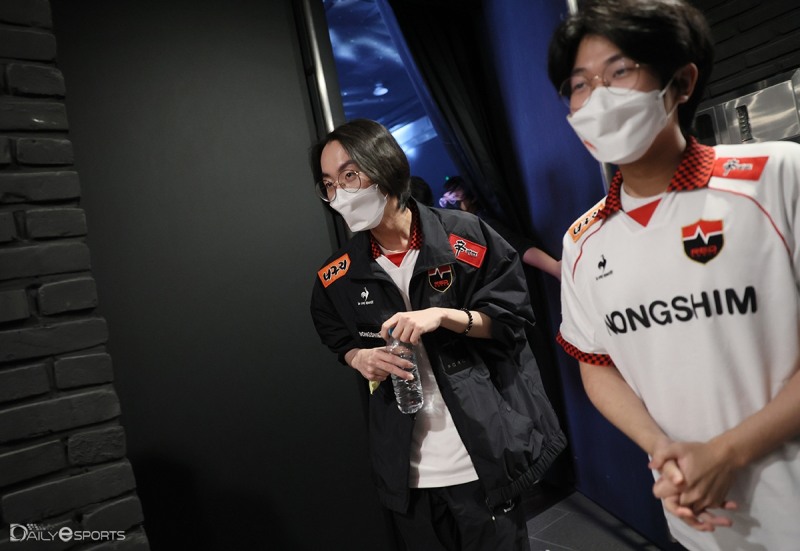 농심 '든든' 박근우(왼쪽)와 '지우' 정지우.