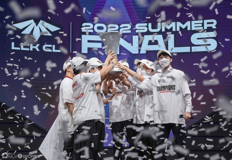 2022 LCK CL 서머 우승컵을 든 농심.