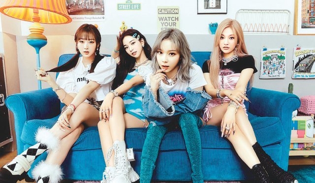 에스파가 K팝 걸그룹 최초로 초동 100만 장을 돌파하면서 당찬 가사와 여전사 콘셉트, 현실 세계 멤버와 가상 세계 멤버가 소통하며 성장하는 등 이들이 지닌 독특하고 강렬한 매력이 국내외 팬들을 사로잡았다는 분석이 나온다. 왼쪽부터 지젤, 카리나, 윈터, 닝닝. SM엔터테인먼트 제공