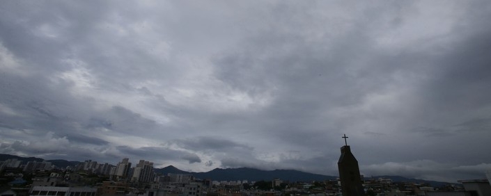 지난 10일 오후 강원 춘천시가 충청이남으로 내려갔던 비구름이 북상하면서 먹구름으로 뒤덮이고 있다. 강원지방기상청에 따르면 중·남부에는 10~12일 30~80㎜ 남부 많은 곳 150㎜ 이상, 11~12일 5~40㎜의 비가 내리겠다.