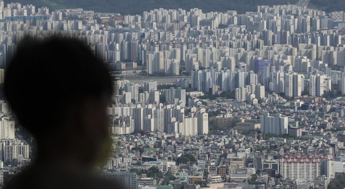 금리 인상과 추가 하락 전망에 매수자가 관망세를 유지하면서 서울과 수도권을 비롯한 집값이 급격한 하락세를 나타내고 있다. 26일 오전 서울 용산구 남산에서 시민들이 아파트 등 주택이 밀집한 도심을 바라보고 있다.(뉴시스)