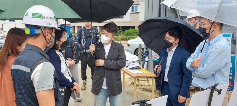 25일 새로운 수원 기획단(단장 황인국)이 시정 방향 설정을 위한 관계자들의 의견을 청취하고자 현장 방문을 실시하고 있다.(수원시)