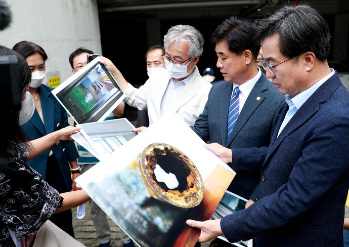 지난 24일 1기 신도시 재정비를 위해 성남분당 샛별아파트를 찾은 김동연 경기도지사가 아파트내 수도관의 심각한 부식사진을 살펴보고 있다.(사진=김형운 기자)