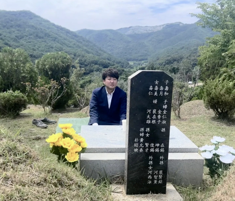 이준석 전 국민의힘 대표가 27일 경북 칠곡 현대공원묘지에 있는 증조할아버지 등을 찾아뵈었다는 글을 게재했다. (이준석 전 대표 페이스북)