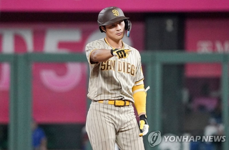 (캔자스시티 USA투데이스포츠/로이터=연합뉴스) 샌디에이고 한국인 타자 김하성이 27일(한국시간) 카우프먼스타디움에서 열린 캔자스시티와의 방문 경기, 7회 2타점 2루타를 친 뒤 더그아웃을 향해 세리머니하고 있다.