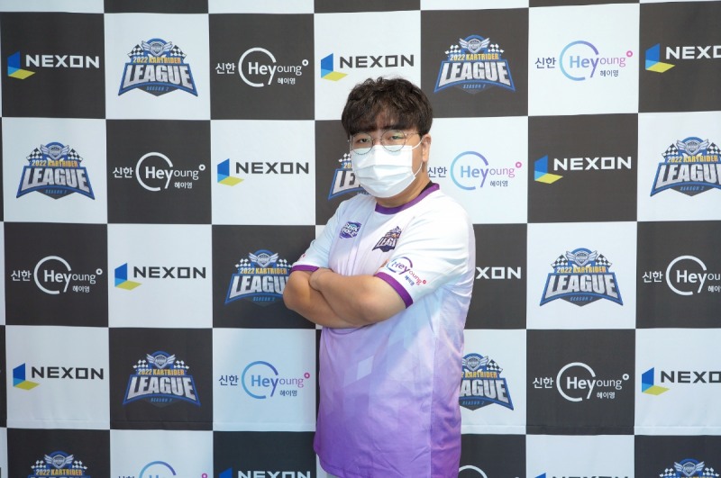 싱크홀의 안정환.