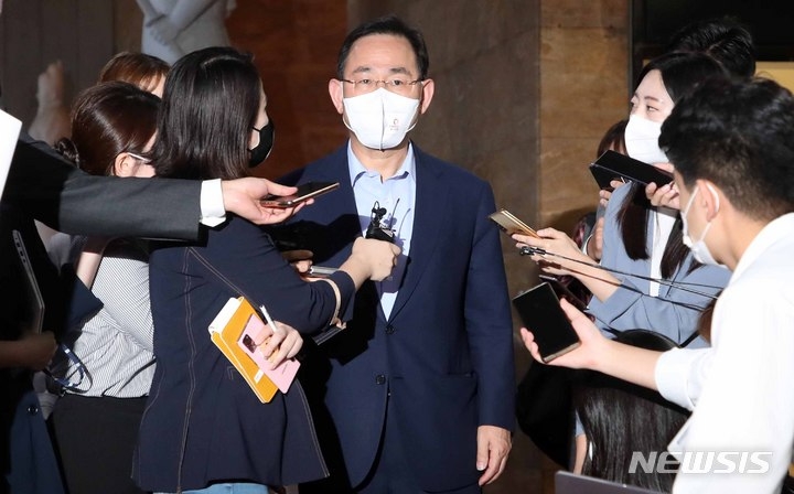 주호영 국민의힘 비상대책위원장이 27일 오후 서울 여의도 국회에서 열린 국민의힘 비상대책위원 간담회에 참석하기 위해 회의실로 향하고 있다(뉴시스)