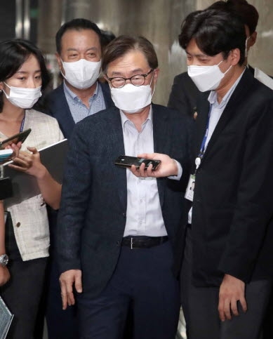 최재형 국민의힘 의원이 27일 오후 서울 여의도 국회에서 열린 국민의힘 비공개 의원총회에 참석하고 있다.(뉴시스)