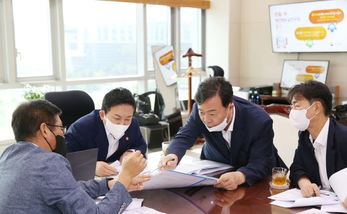 김성제 시장(사진 오른쪽 2번째) 지역 현안 해결 건의 현장.(의왕시 제공)