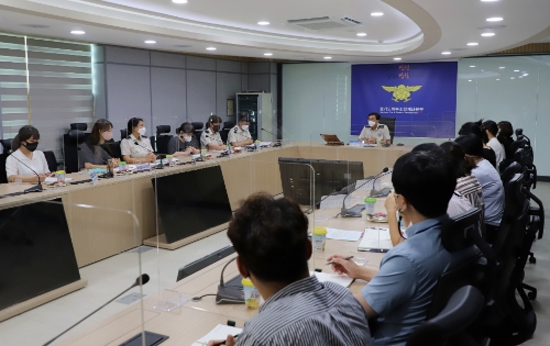 소방관서 여성고충상담원들과 건의사항 등 자유롭게 토론을 하고 있다. / 사진제공=경기도북부소방재난본부