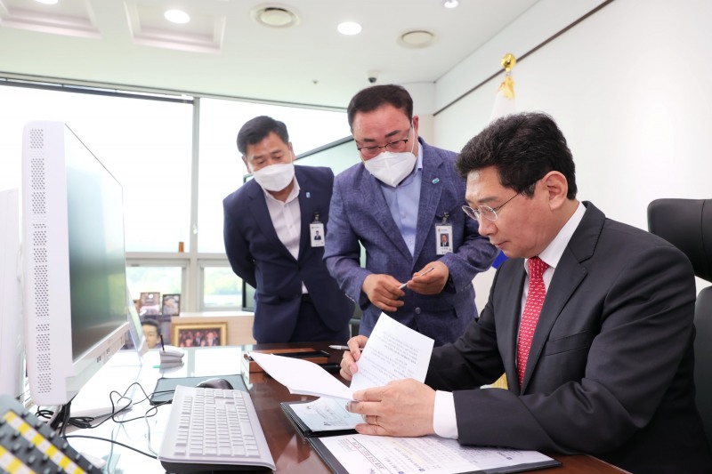 이상일 경기 용인특례시장이 26일 용인르네상스 관련 서류를 결재하고 있다.(용인시)