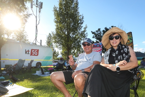 보야지 투 자라섬 관람객이 공연을 기다리며 기념 촬영을 하고 있다.