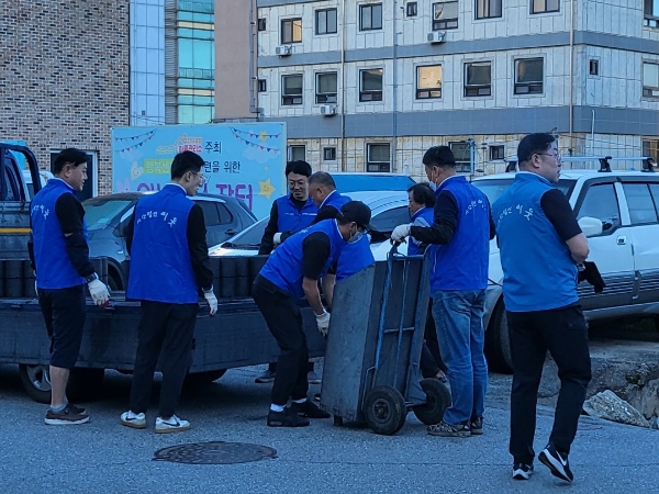 사단법인 이웃, 춘천 독거 어르신에 연탄 500장 배달