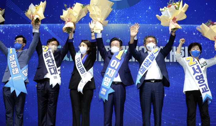 이재명 더불어민주당 신임 당대표가 28일 서울 송파구 올림픽공원 체조경기장에서 열린 민주당 제5차 정기전국대의원대회에서 당대표로 선출된 뒤 최고위원 당선자들과 기뻐하고 있다. 왼쪽부터 장경태, 박찬대, 고민정 최고위원, 이재명 대표, 정청래, 서영교 최고위원.(뉴시스)